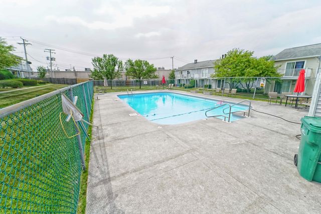 389 Meadow Green Lane 1, Round Lake Beach, IL 60073