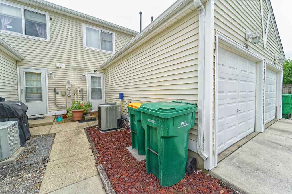 389 Meadow Green Lane 1, Round Lake Beach, IL 60073