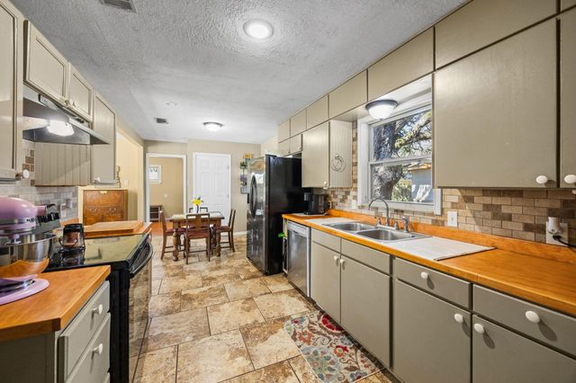 102 North Street, Columbus, TX 78934