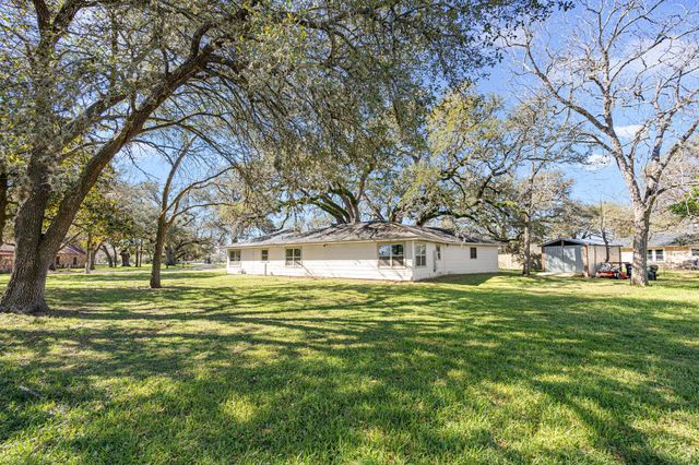 102 North Street, Columbus, TX 78934