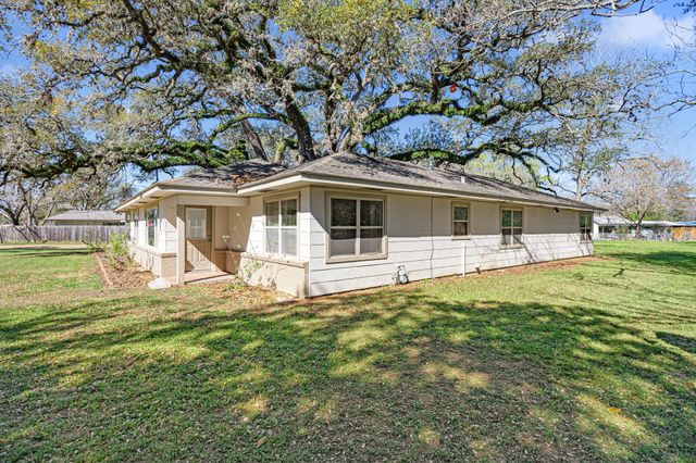 102 North Street, Columbus, TX 78934