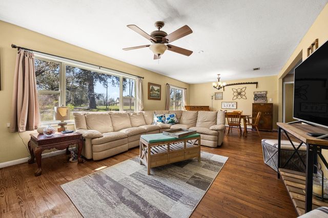 102 North Street, Columbus, TX 78934