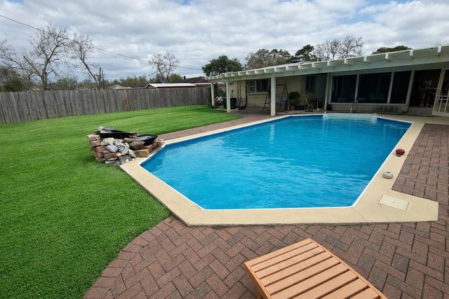 614 Sunset Lane, La Marque, TX 77568