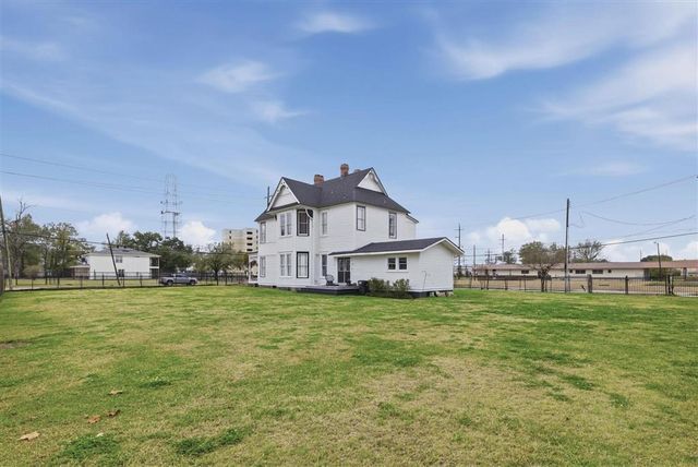 401 Pine St Street, Lake Charles, LA 70601