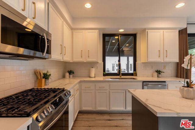 18404 Arminta Street, Reseda (los Angeles), CA 91335