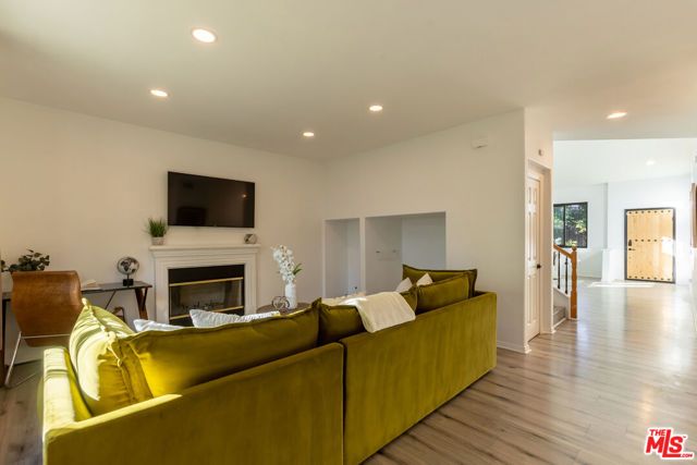 18404 Arminta Street, Reseda (los Angeles), CA 91335