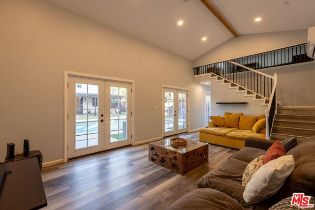 18404 Arminta Street, Reseda (los Angeles), CA 91335