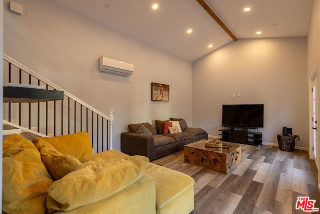 18404 Arminta Street, Reseda (los Angeles), CA 91335