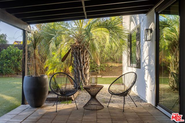 18404 Arminta Street, Reseda (los Angeles), CA 91335