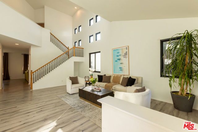 18404 Arminta Street, Reseda (los Angeles), CA 91335