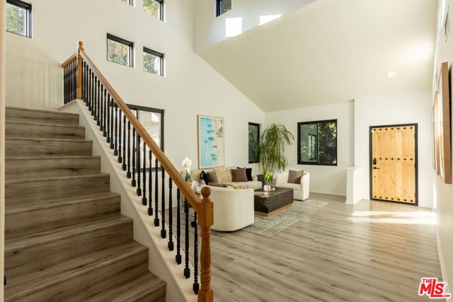 18404 Arminta Street, Reseda (los Angeles), CA 91335