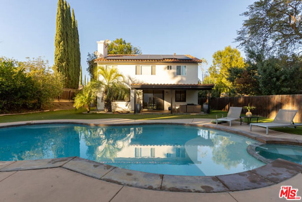 18404 Arminta Street, Reseda (los Angeles), CA 91335