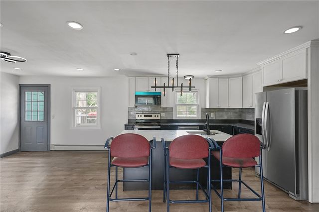 172 Knotty Oak Road, Coventry, RI 02816
