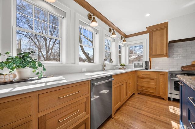 5961 N Kent AVENUE, Whitefish Bay, WI 53217