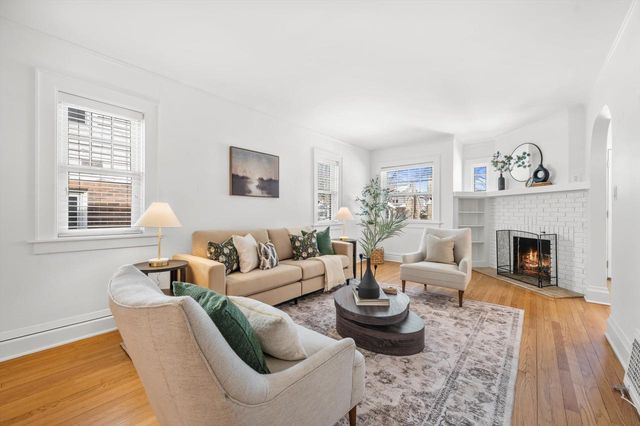 5961 N Kent AVENUE, Whitefish Bay, WI 53217