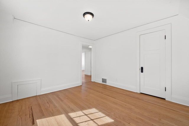 5961 N Kent AVENUE, Whitefish Bay, WI 53217