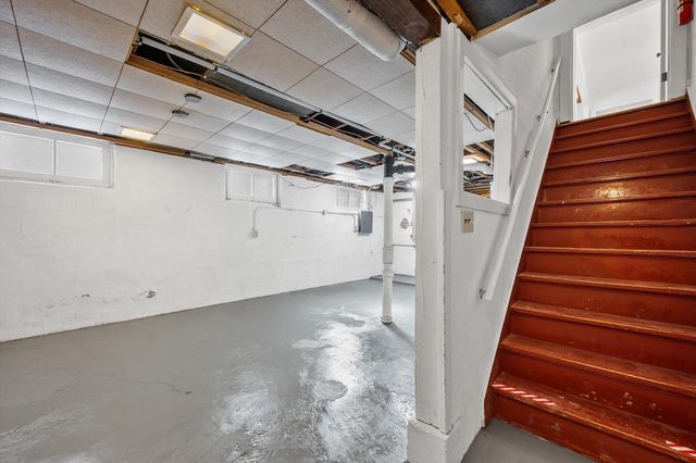 5961 N Kent AVENUE, Whitefish Bay, WI 53217