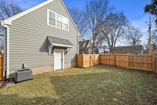 5961 N Kent AVENUE, Whitefish Bay, WI 53217