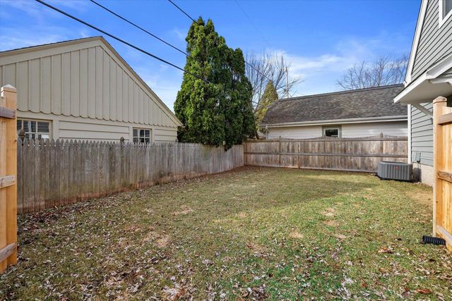 5961 N Kent AVENUE, Whitefish Bay, WI 53217