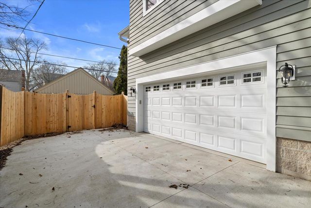 5961 N Kent AVENUE, Whitefish Bay, WI 53217