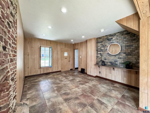 207 E 30th St Street, Sioux Falls, SD 57105