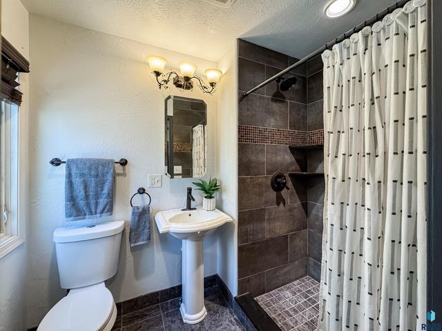 207 E 30th St Street, Sioux Falls, SD 57105