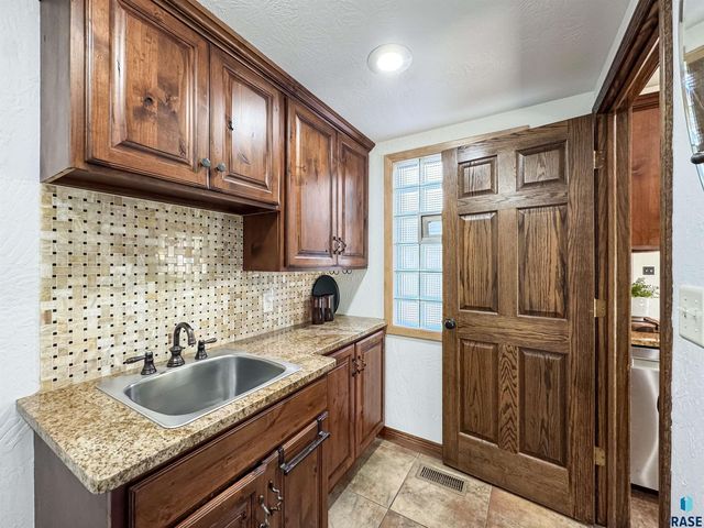 207 E 30th St Street, Sioux Falls, SD 57105