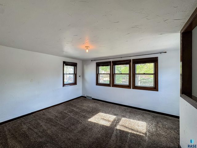 207 E 30th St Street, Sioux Falls, SD 57105