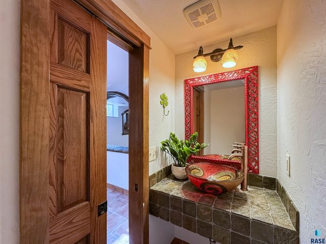 207 E 30th St Street, Sioux Falls, SD 57105