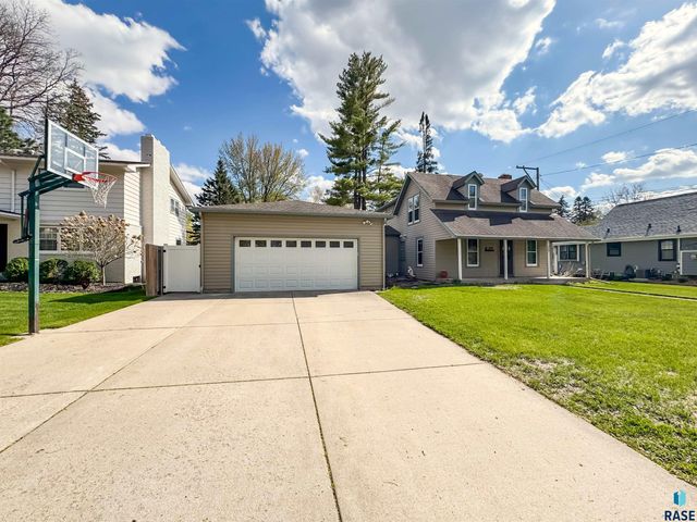 207 E 30th St Street, Sioux Falls, SD 57105