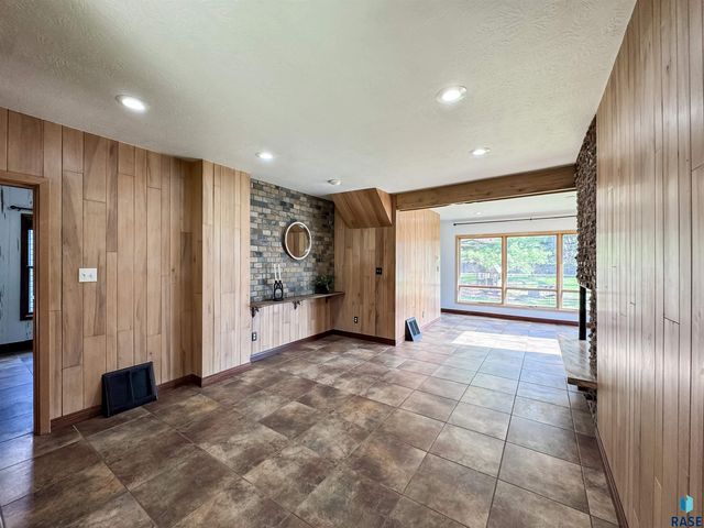 207 E 30th St Street, Sioux Falls, SD 57105