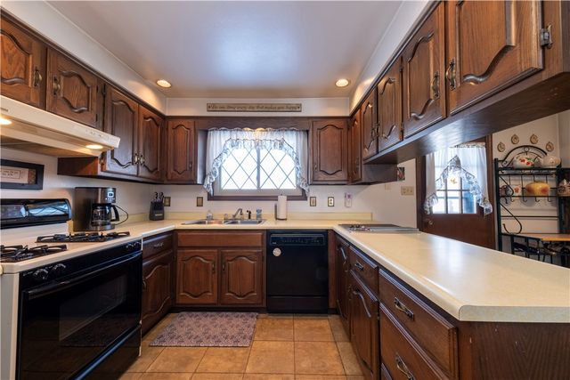 39 Adrian Dr, Hempfield Twp, PA 15601