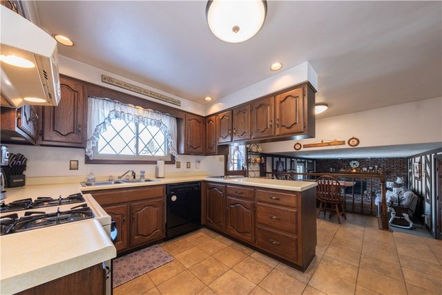 39 Adrian Dr, Hempfield Twp, PA 15601