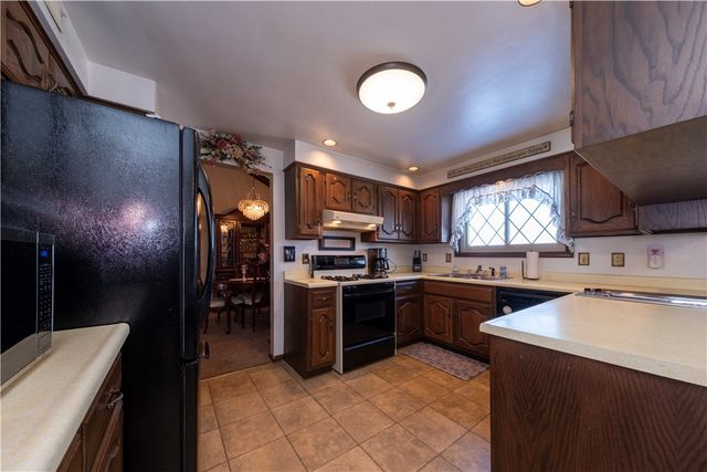 39 Adrian Dr, Hempfield Twp, PA 15601