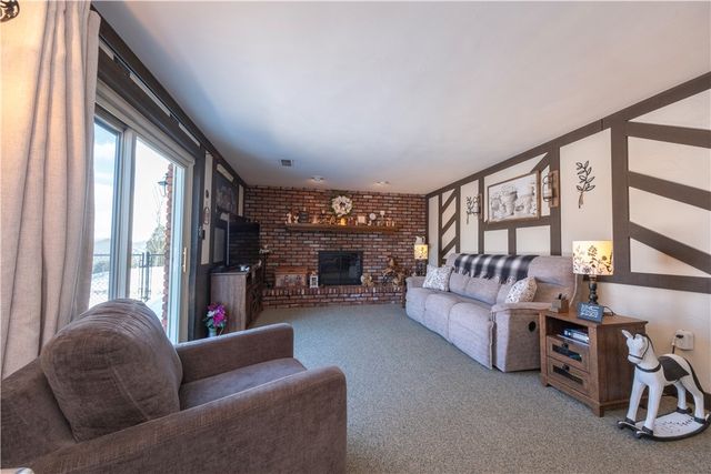 39 Adrian Dr, Hempfield Twp, PA 15601