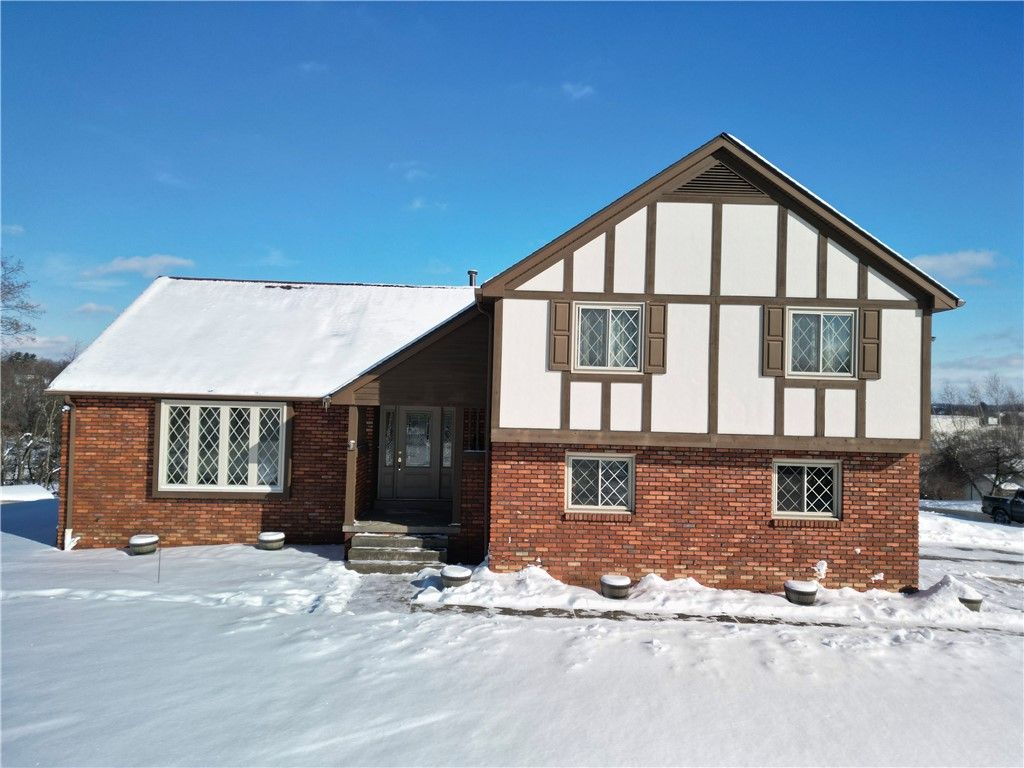 39 Adrian Dr, Hempfield Twp, PA 15601