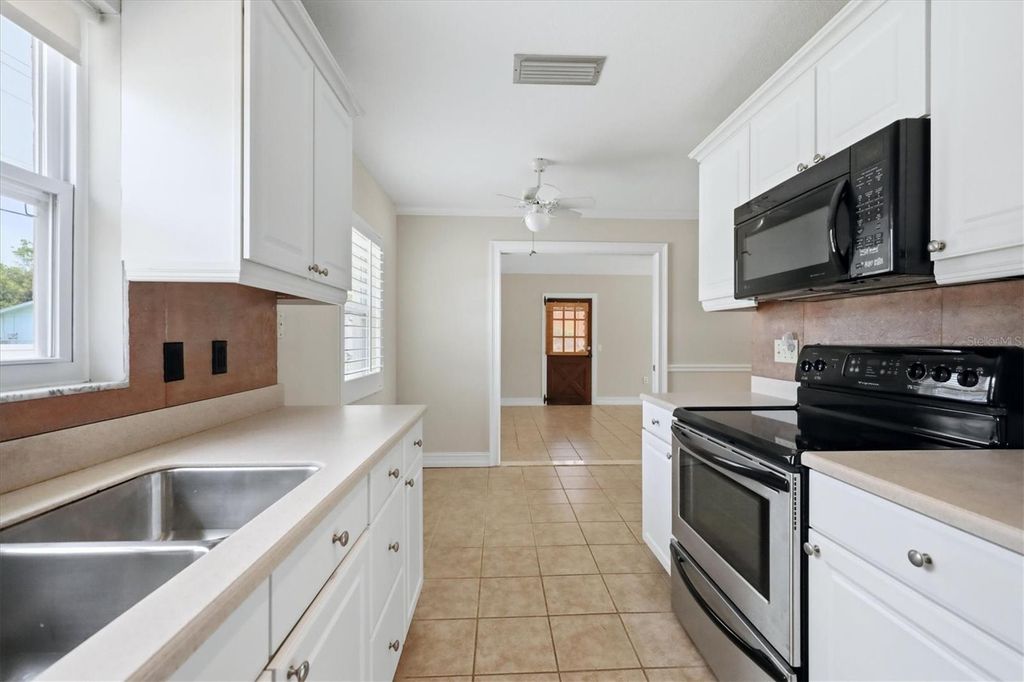 Image 13 of property listing at 519 65TH AVENUE W, Bradenton, FL 34207