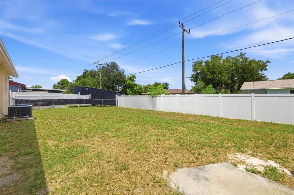 Image 32 of property listing at 519 65TH AVENUE W, Bradenton, FL 34207