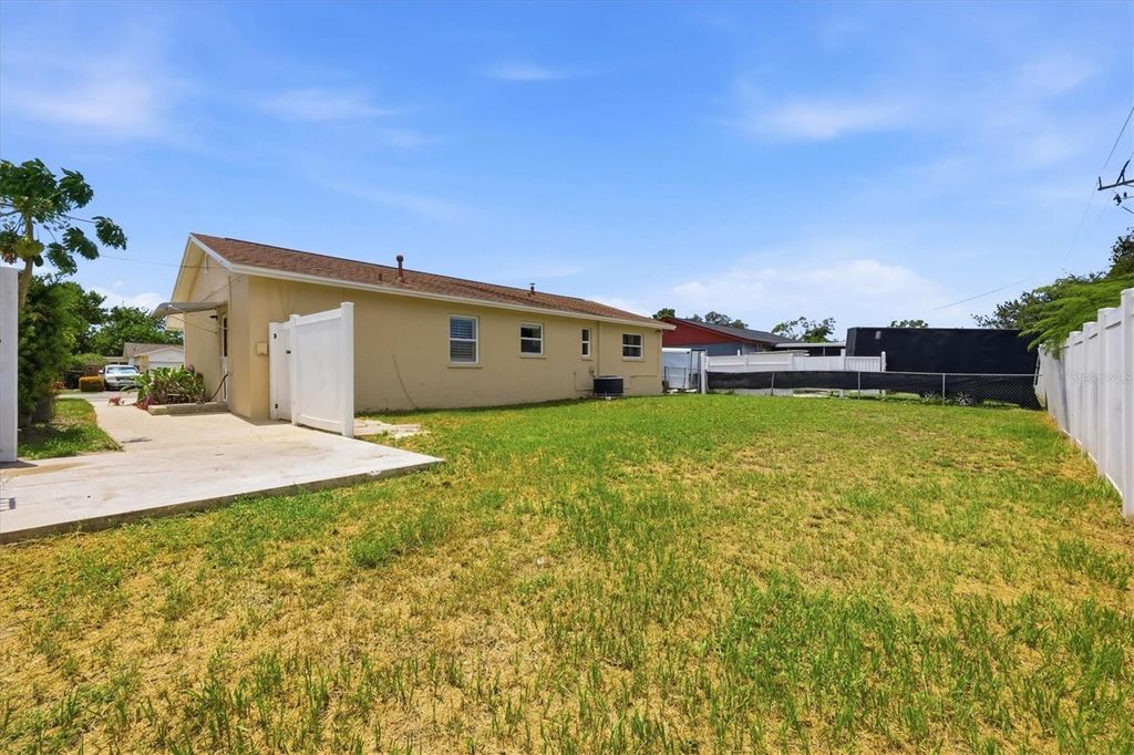 Image 33 of property listing at 519 65TH AVENUE W, Bradenton, FL 34207