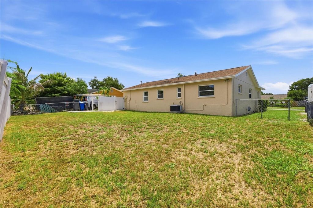 Image 35 of property listing at 519 65TH AVENUE W, Bradenton, FL 34207