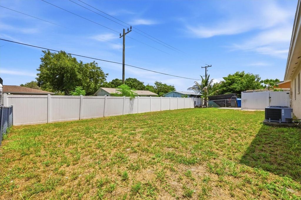 Image 36 of property listing at 519 65TH AVENUE W, Bradenton, FL 34207