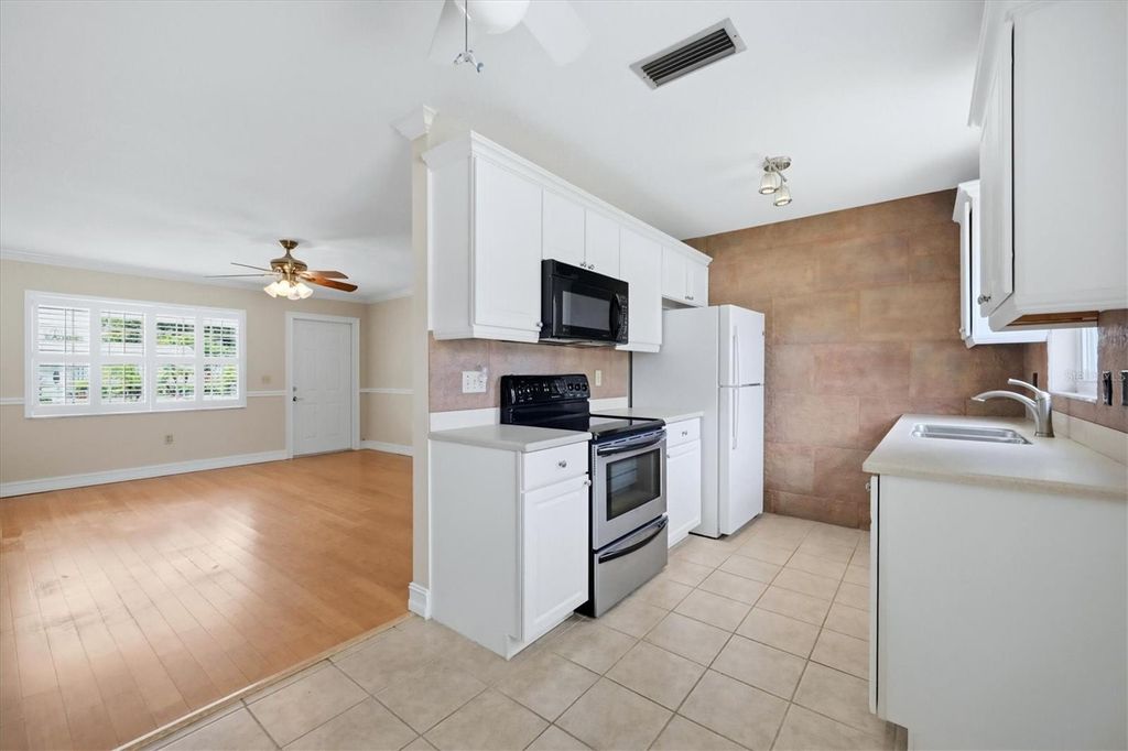 Image 7 of property listing at 519 65TH AVENUE W, Bradenton, FL 34207