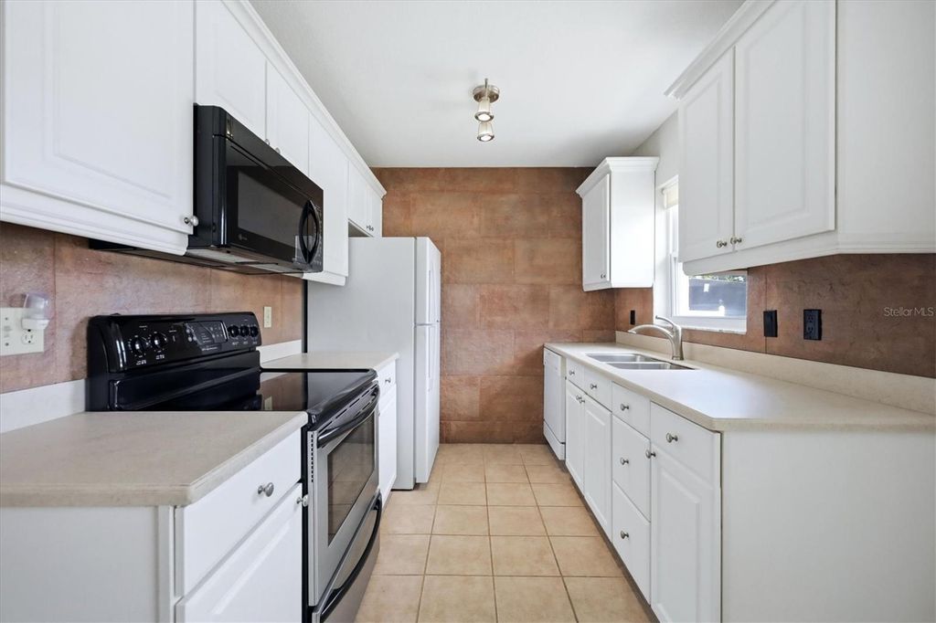 Image 8 of property listing at 519 65TH AVENUE W, Bradenton, FL 34207