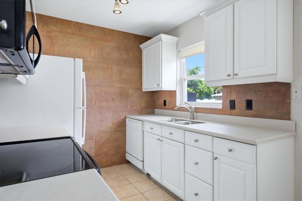 Image 9 of property listing at 519 65TH AVENUE W, Bradenton, FL 34207