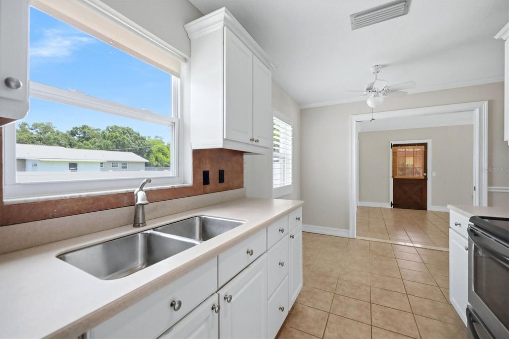 Image 10 of property listing at 519 65TH AVENUE W, Bradenton, FL 34207