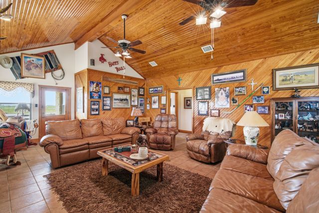 1590 Lawlis Lane, Sanger, TX 76266