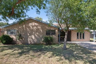 1403 Ennis Street, Plainview, TX 79072