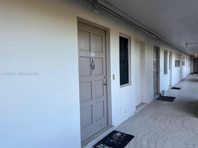 3100 N Palm Aire Dr 104, Pompano Beach, FL 33069