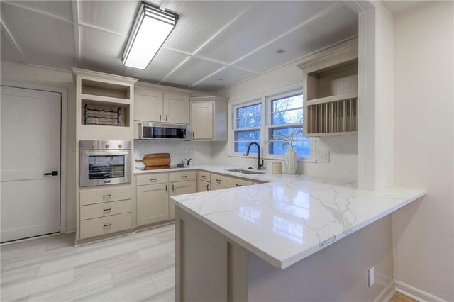 7627 Pawnee Street, Prairie Village, KS 66208