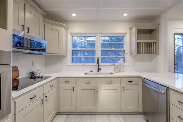 7627 Pawnee Street, Prairie Village, KS 66208